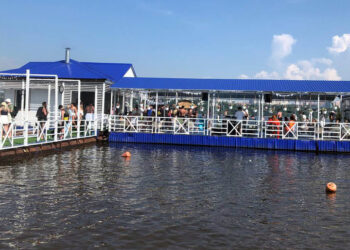 На противоположном от Самары берегу Волги перезапустили пляж с рестораном на воде