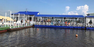 На противоположном от Самары берегу Волги перезапустили пляж с рестораном на воде