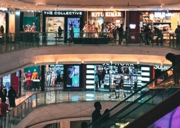 В России приняли закон, обязывающий поменять все вывески на русскоязычные