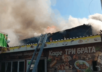 В Самаре горит двухэтажное кафе на Кировском рынке