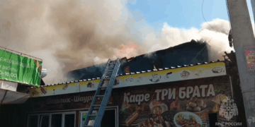 В Самаре горит двухэтажное кафе на Кировском рынке