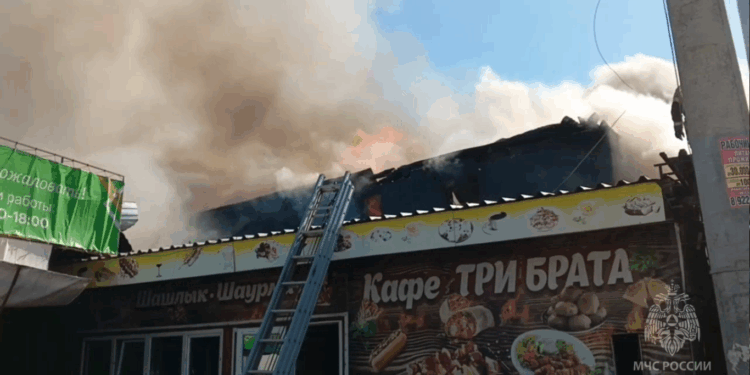 Пожар в кафе на Кировском рынке, фото: ГУ МЧС России по Самарской области