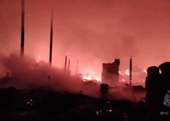 В Самарской области тушат шесть жилых домов на площади 1000 кв метров