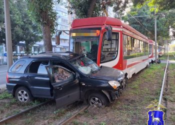 В Самаре трамвай снес преградившую ему путь легковушку