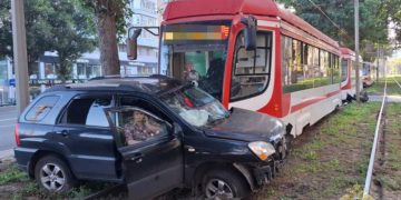 В Самаре трамвай снес преградившую ему путь легковушку