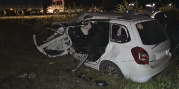 В Самарской области спасли заблокированного в разбившемся авто раненого водителя