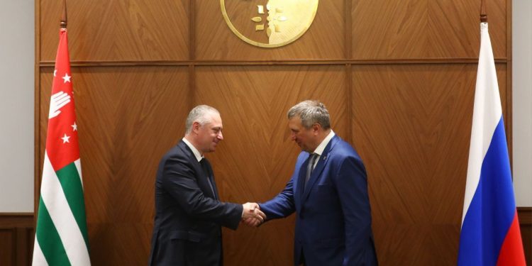Иван Носков (справа) и президент Республики Абхазия, фото: администрация г.о. Самара