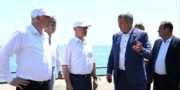 с первым заместителем руководителя Администрации Президента Сергеем Кириенко и Президентом Республики Абхазия Бадрой Гунба обсудили создание международной школы парусного спорта, фото: t.me/ivan_noskov_samara