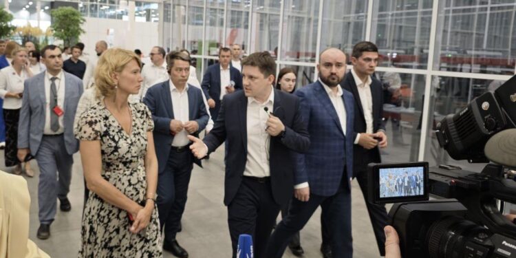 Оксана Лут (слева) и Вячеслав Федорищев (справа) на площадке "Транспорт Будущего", фото: пресс-служба "Транспорт Будущего"