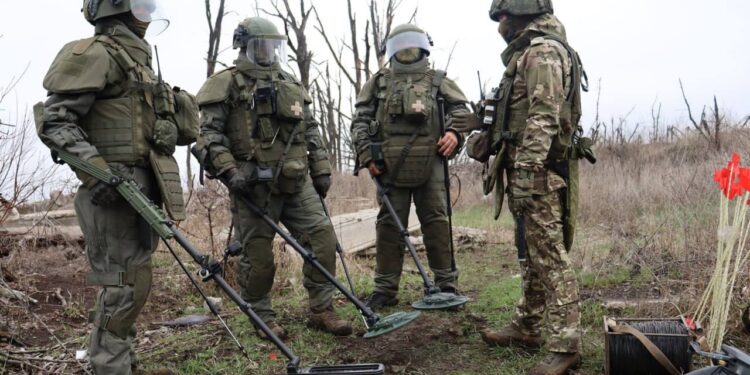 Боец с позывным "Дон" (справа) обучает военнослужащих, фото: Альберт Рубенян