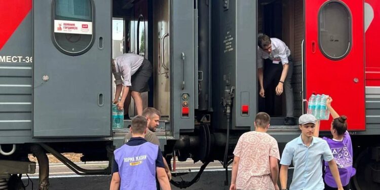 Волонтеры помогают пассажирам и поездным бригадам остановившихся составов, фото: t.me/Yuri_Slusar