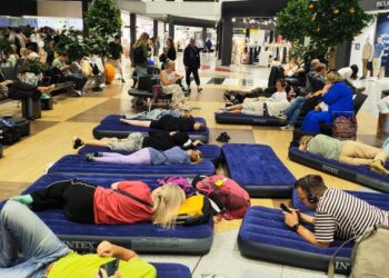 В аэропорту «Шереметьево» начали размещать пассажиров на надувных матрасах