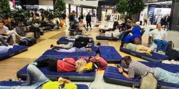 В аэропорту «Шереметьево» начали размещать пассажиров на надувных матрасах