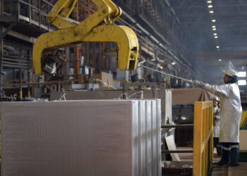 Самарский металлургический завод в свое 65-летие чествует трудовые династии