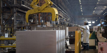 Самарский металлургический завод в свое 65-летие чествует трудовые династии