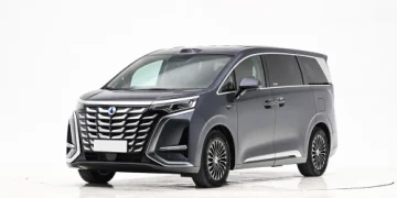 В РФ стартовали продажи гибридного минивэна Denza D9