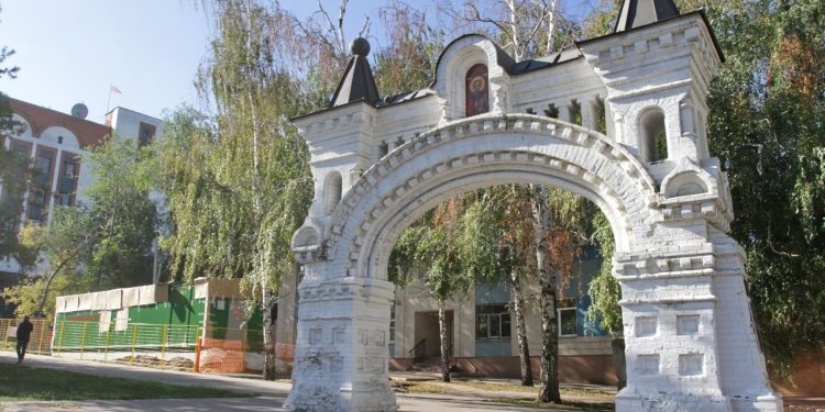 Давно установленная у военного госпиталя № 426 ГРП продолжает простаивать, и никто не спешит вписать его в архитектурный ландшафт, фото: Игорь Горшков