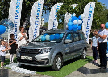 «Тольяттиазот» подарил автомобиль многодетной семье сотрудника предприятия