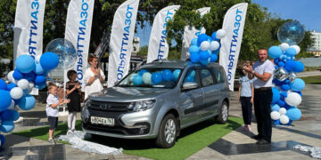 «Тольяттиазот» подарил автомобиль многодетной семье сотрудника предприятия