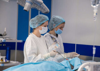 Врачи в Самаре помогли 72-летней пациентке с редким ЛОР-заболеванием