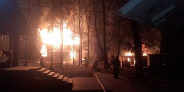 На популярной турбазе в Самарской области сгорело два жилых дома