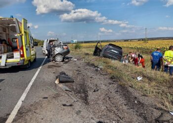 В Самарской области в ДТП автомобиль разорвало пополам, два человека погибли