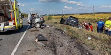 В Самарской области в ДТП автомобиль разорвало пополам, два человека погибли