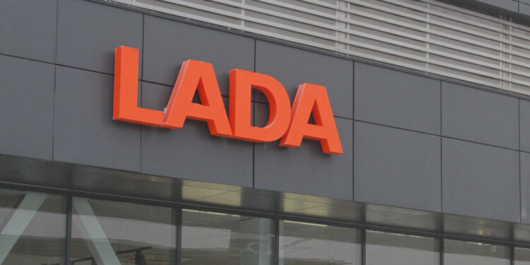 Автодилеры пытаются решить проблему затоваривания за счет автовладельцев