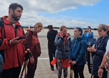 На Курилах спасли 10 туристов, пропавших у действующего вулкана