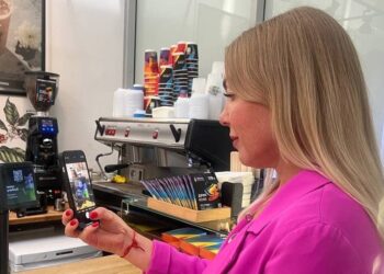 Владельцы айфонов вновь могут оплачивать покупки телефоном бесконтактно