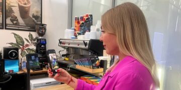 Владельцы айфонов вновь могут оплачивать покупки телефоном бесконтактно