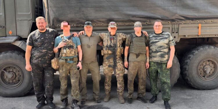 Иван Носков (в центре) с самарскими военнослужащими, фото: t.me/ivan_noskov_samara