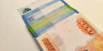 Средняя зарплата в России достигла 99,4 тысяч рублей