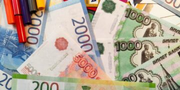 Средняя зарплата в России достигла 99,4 тысяч рублей