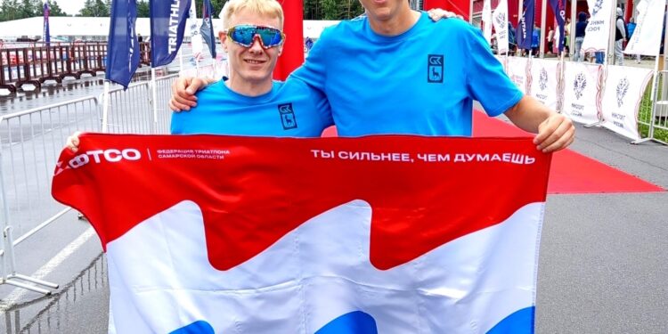 Самарский спортсмен Андрей Буков (слева) вошел в стартовый лист Паралимпийского Кубка мира по триатлону 2025, фото: vk.com/rustriathlon_samara