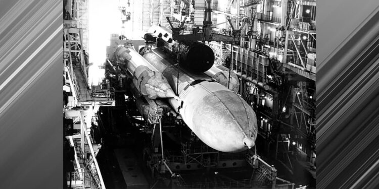 Самара космическая: Ракета-носитель «Энергия» в заводском цехе, фото: www.samspace.ru
