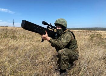 Российская военнослужащая с антидроновым ружьем, фото: Константин Каменский