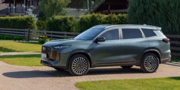 В России стартовали поставки нового семиместного кроссовера TENET T8 дилерам