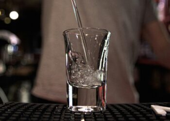 В России перестали пить водку: продажи горячительных напитков идут на спад