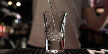 В России перестали пить водку: продажи горячительных напитков идут на спад