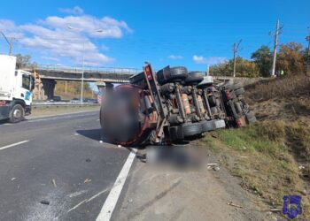В Самарской области грузовик насмерть сбил дорожного рабочего, наносившего разметку