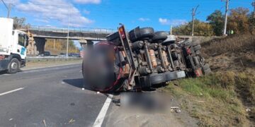 В Самарской области грузовик насмерть сбил дорожного рабочего, наносившего разметку