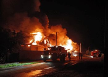 В Самарской области в ночном пожаре сгорели два дома и четыре автомобиля