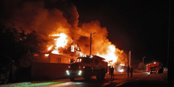 В Самарской области в ночном пожаре сгорели два дома и четыре автомобиля