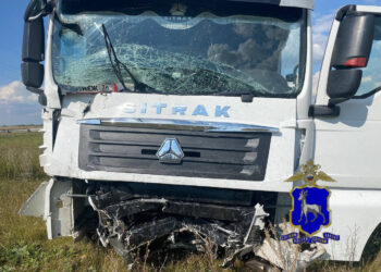 В Самарской области лобовое столкновение ГАЗ и Sitrak унесло жизни двух человек