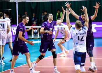 Волейбольная «Нова» стартовала с победы, «Искра» — с поражений