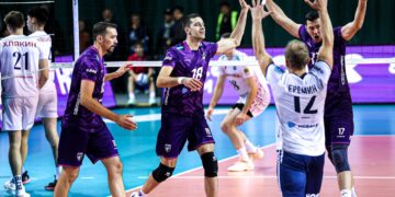 Волейбольная «Нова» стартовала с победы, «Искра» — с поражений