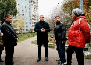 Иван Носков дал поручения по благоустройству дворов и ремонту подпорных стенок в Промышленном районе