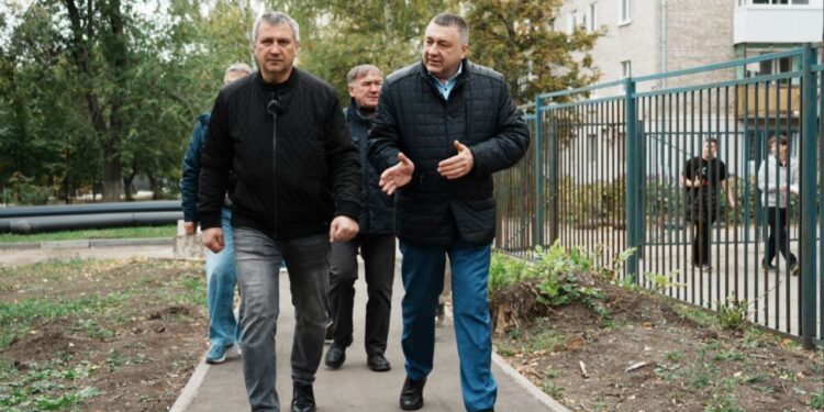 Иван Носков (слева) посетил Управление МВД России по г. Самара, фото: администрация г.о. Самара