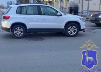 В Самаре автомобиль вынесло на тротуар — он сбил двух пешеходов